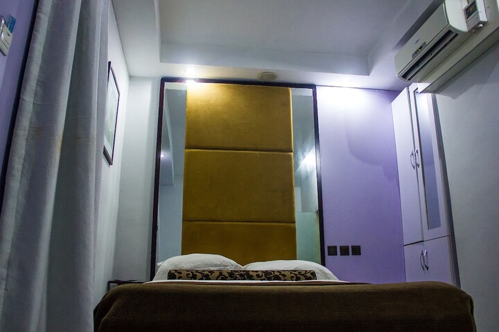 Room 33 of 155