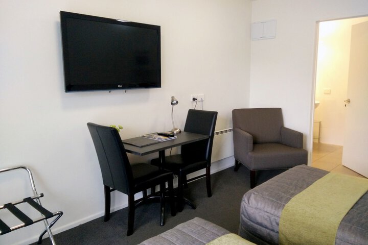 Room 3 of 76