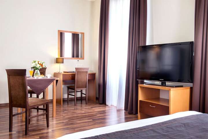 Room 8 of 115