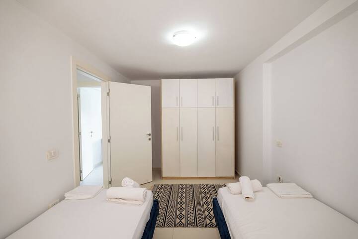 Room 35 of 98