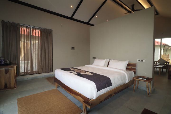 Room 28 of 76