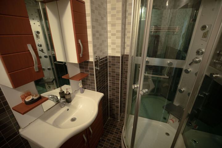 Room 53 of 84