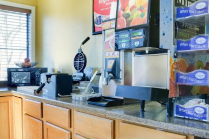  Econo Lodge Inn & Suites Hot Springs 4