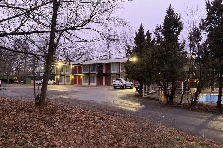 Exterior of The Edgecliff Inn