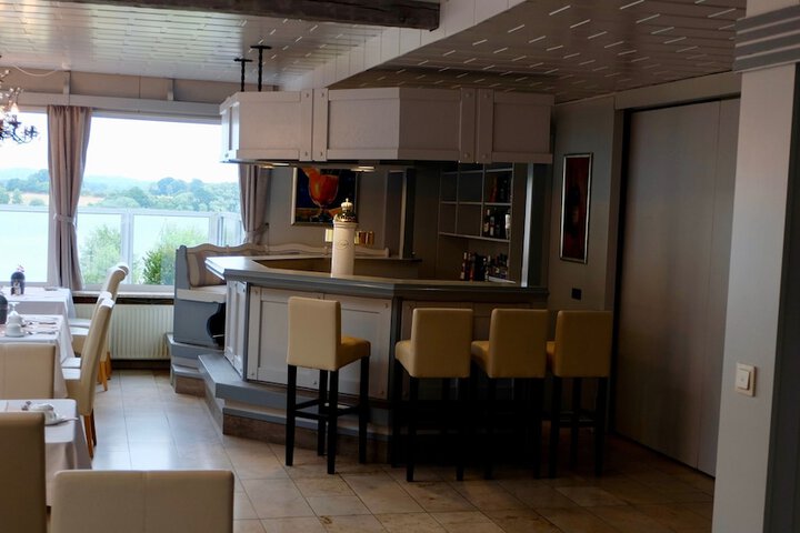 Lounge 44 of 57