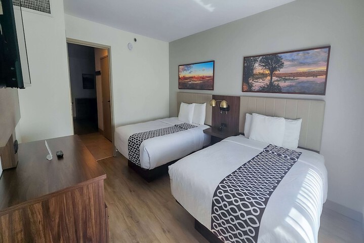 2 Queen Beds Accessible (14 of 17)