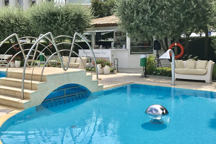 Hotel Pool