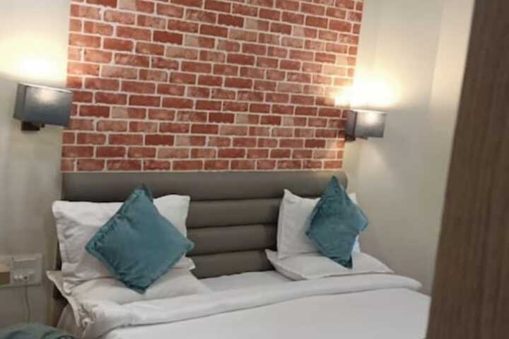 Room 6 of 13