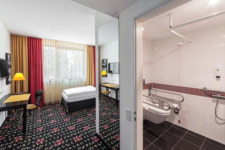 Room 8 of 90