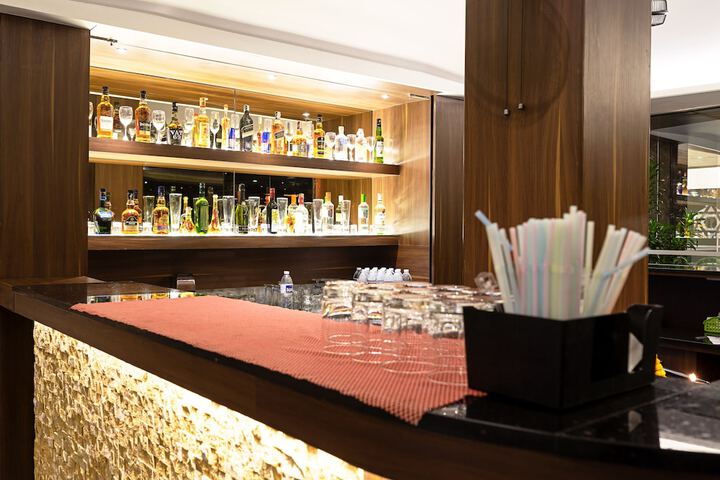 Lounge 34 of 40