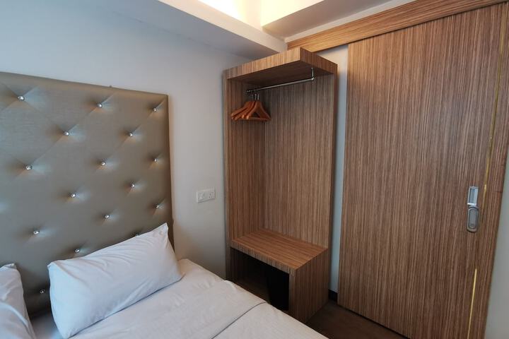 Room 8 of 31