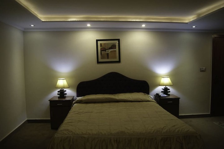 Room 10 of 28
