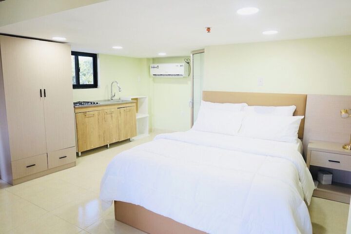 Room 4 of 33