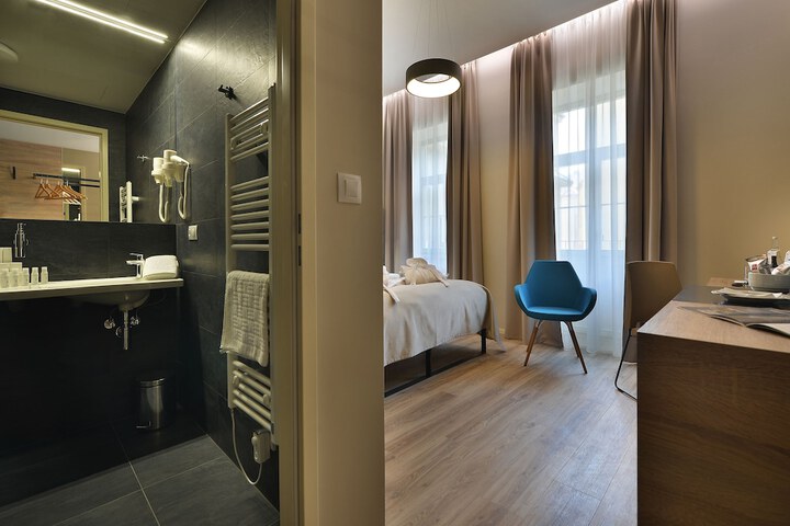 Room 5 of 43