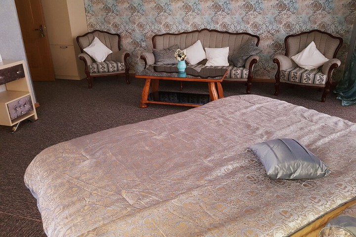 Room 8 of 33
