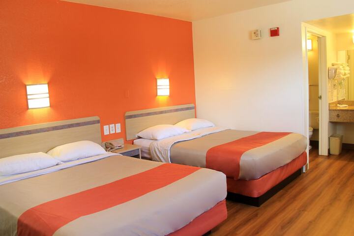 Deluxe Queen Bed (3 of 10)