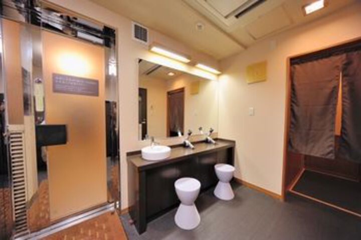Room 2 of 38