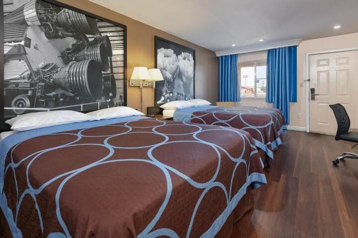 Room 9 of 17
