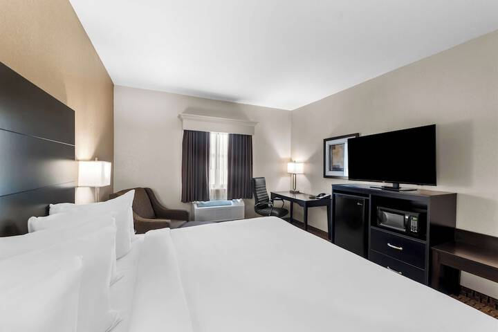 1 King Bed Microwave and Refrigerator WiFi Full Breakfast (6 of 26)