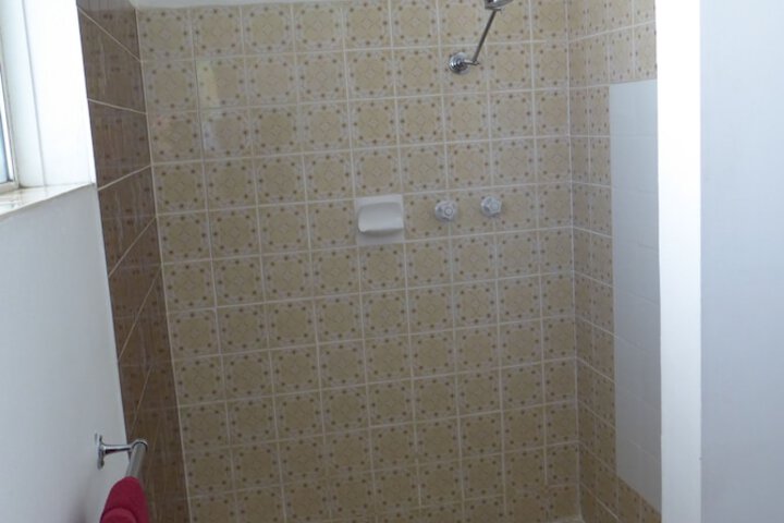 Room 27 of 40