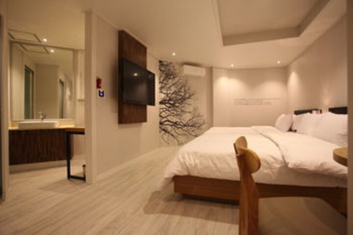 Room 12 of 33