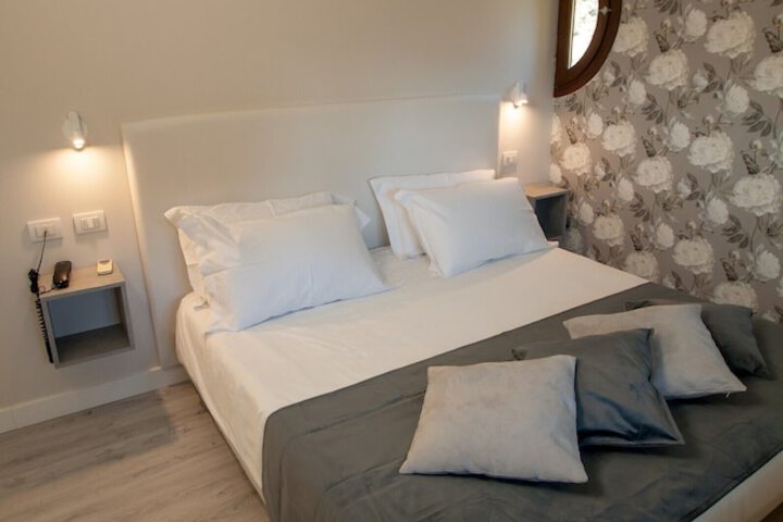 Room 2 of 43