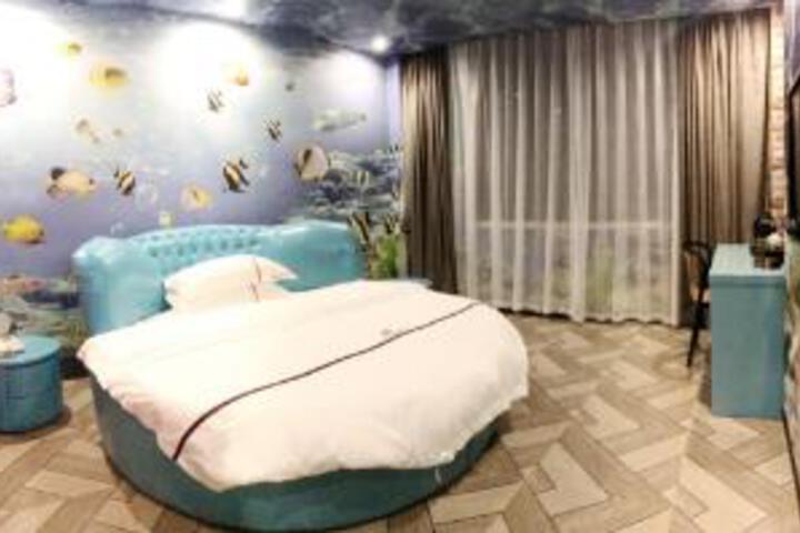 Room 15 of 16