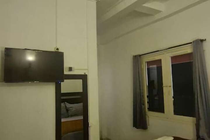 Room 25 of 127