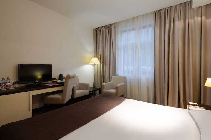 Room 11 of 39