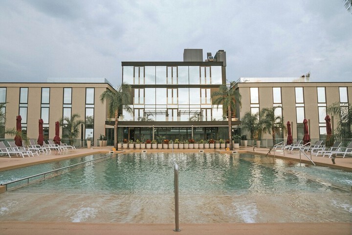 Pool 21 of 44