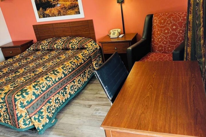 Room 9 of 16