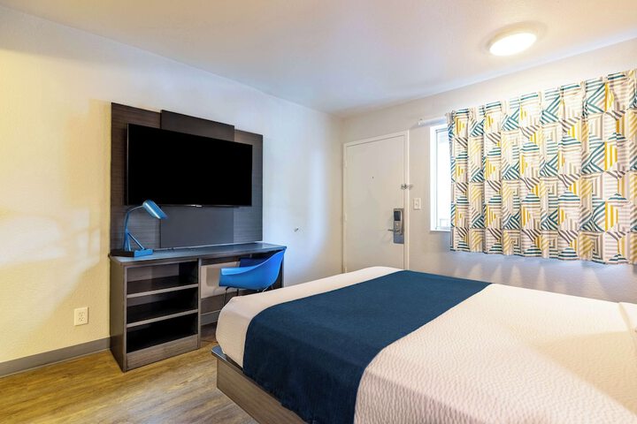 Room 4 of 25