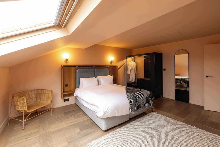 Room 54 of 102