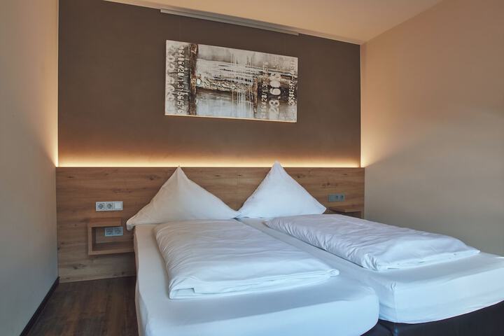 Room 35 of 142