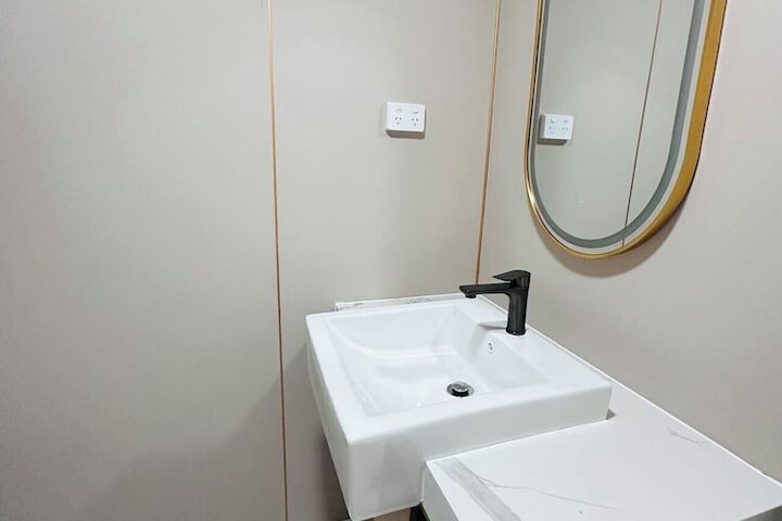 Room 18 of 33
