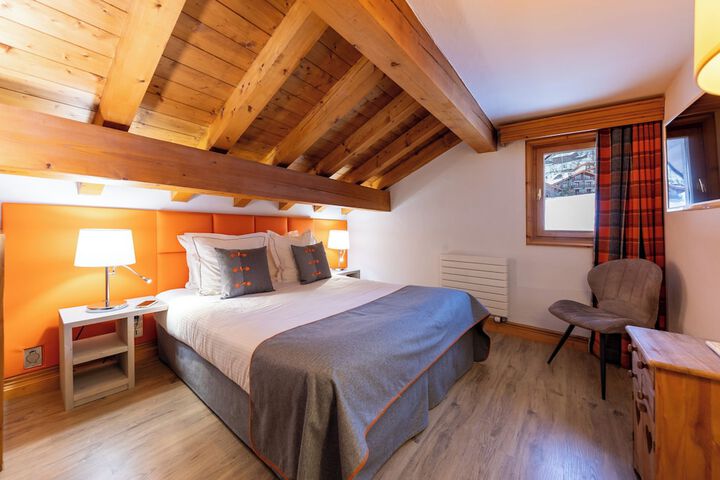 Room 3 of 16