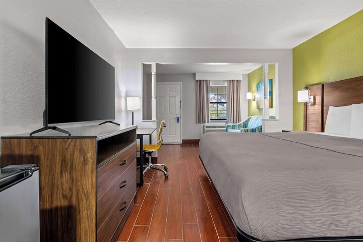1 King Bed Mobility Room Roll in Shower (4 of 14)