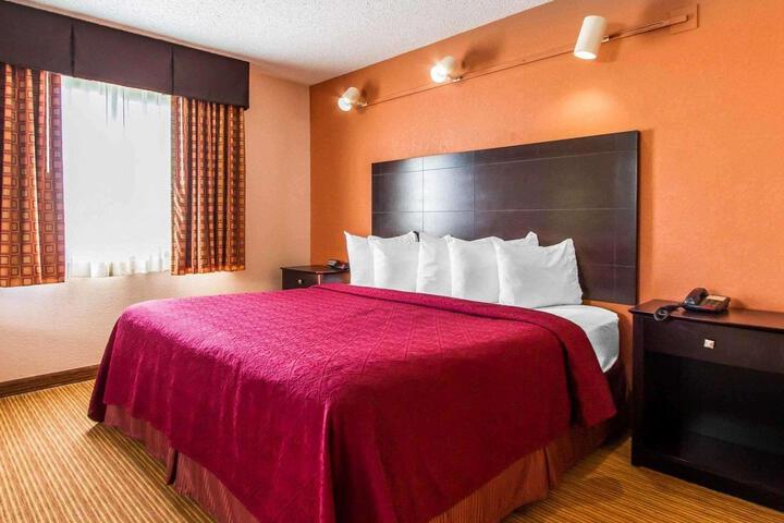 1 Queen Bed (7 of 10)