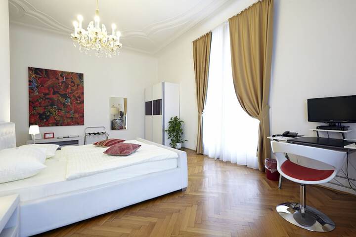 Room 6 of 28