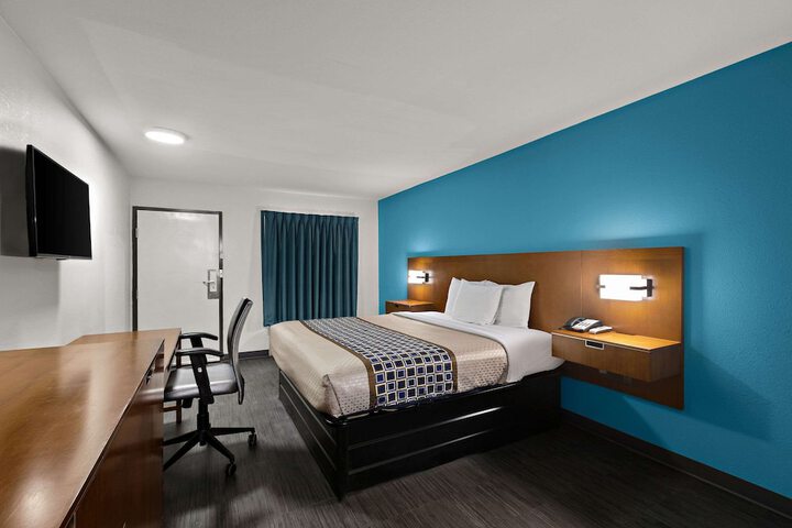 1 King Bed (3 of 9)