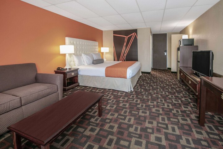1 King Bed (4 of 6)