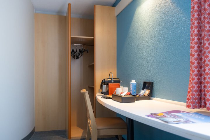 Room 9 of 103