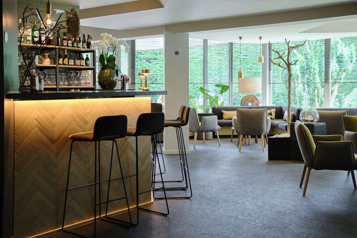 Lounge 62 of 83