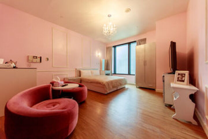 Room 6 of 11