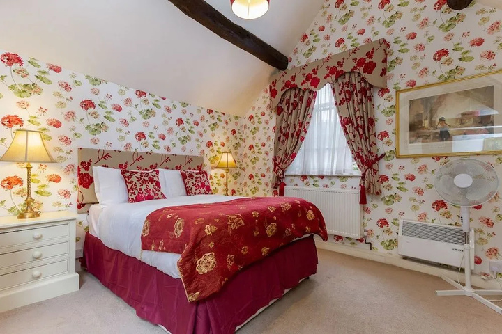 Room 5 of 12