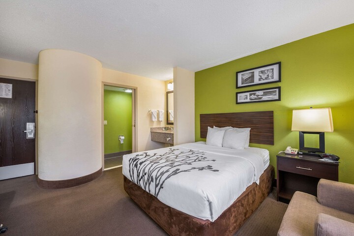 1 Queen Bed (1 of 13)