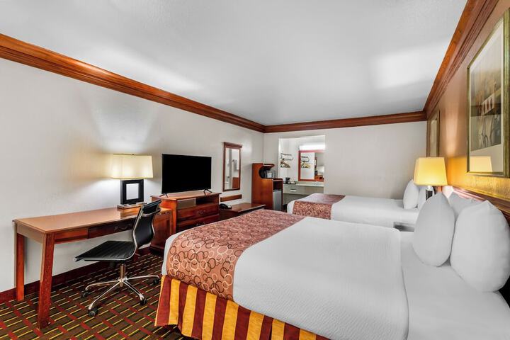 1 Queen Bed (1 of 12)
