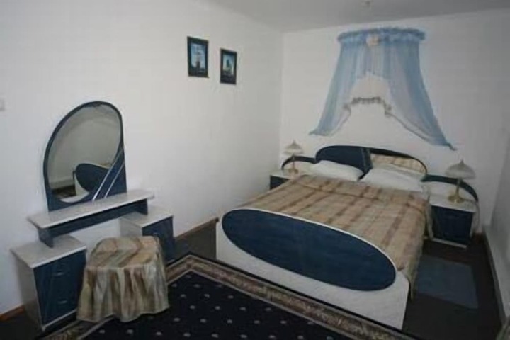 Room 2 of 33