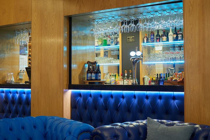 Lounge 70 of 76