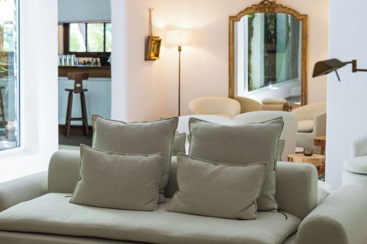 Lounge 119 of 146